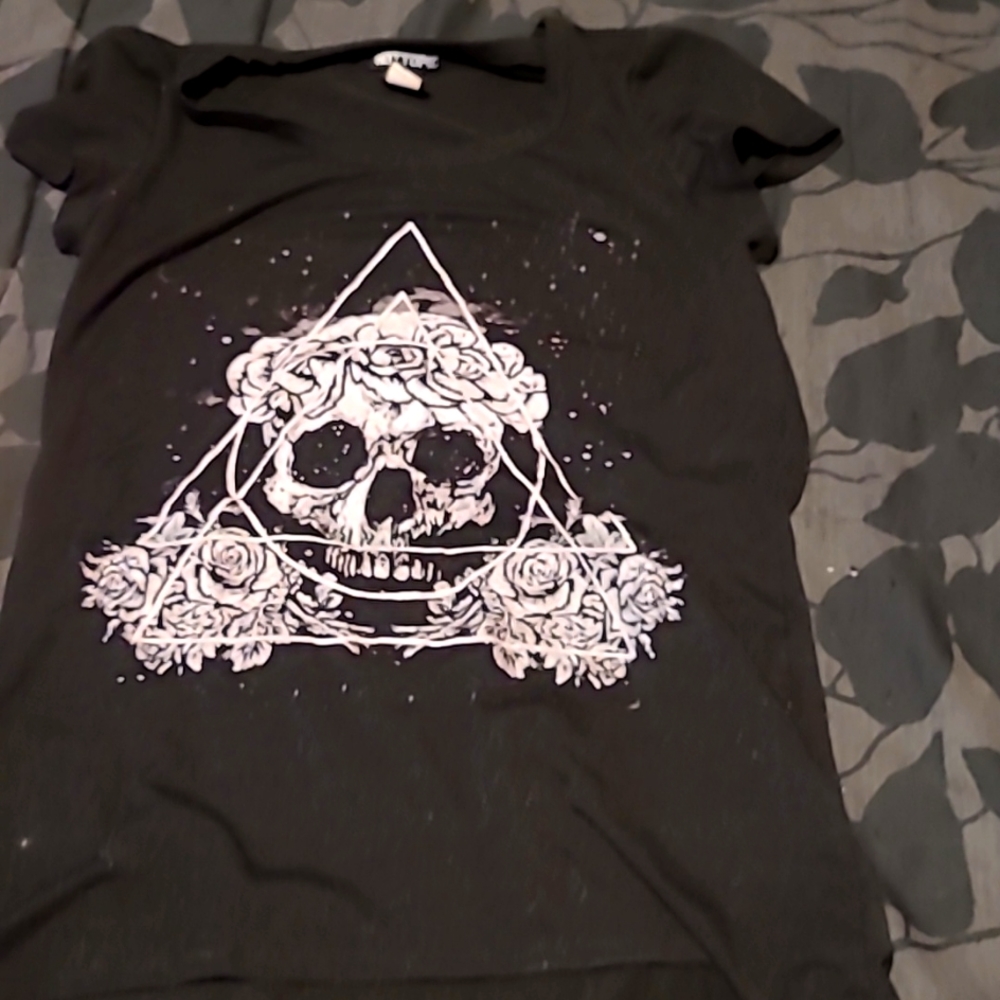 Slashed back Tshirt w skull design on front